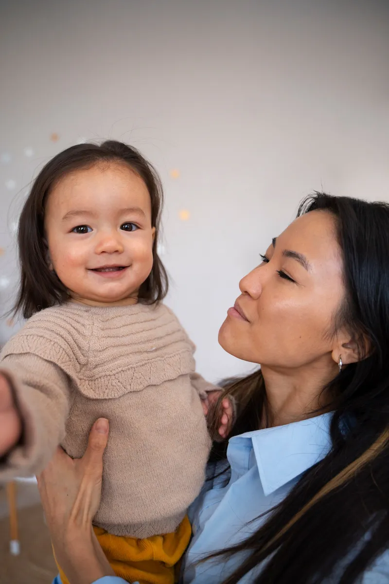 Foto ilustrativa de uma mãe com sua bebê