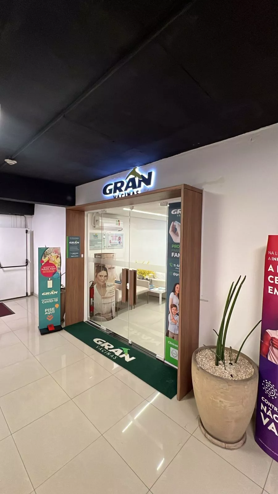 Entrada da clínica Gran Vacinas no Open Mall The Square